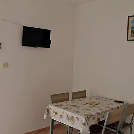 Snjeza - 80 M From Beach فير