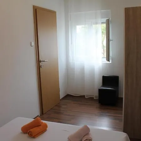 Snjeza - 80 M From Beach فير