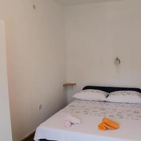 Snjeza - 80 M From Beach فير